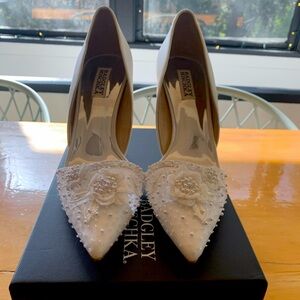 NIB Badgley Mischka Ophelia White Satin Beaded Wedding Pumps Heels BEAUTIFUL 10